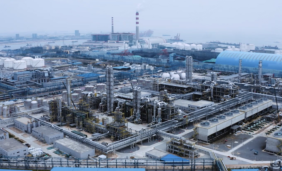 从数据孤岛到智能协同人生就是博官方网站以工业AI赋能广西华谊打造千亿级石化工业标杆